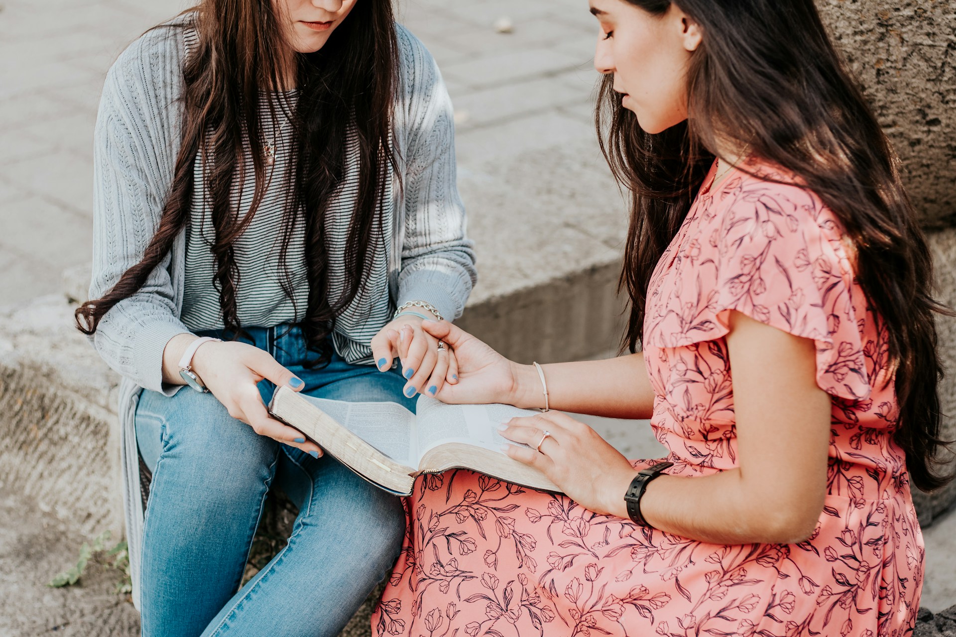 estudo-com-pacientes-indica-que-5-minutos-de-oracao-podem-melhorar-dor-e-ansiedade