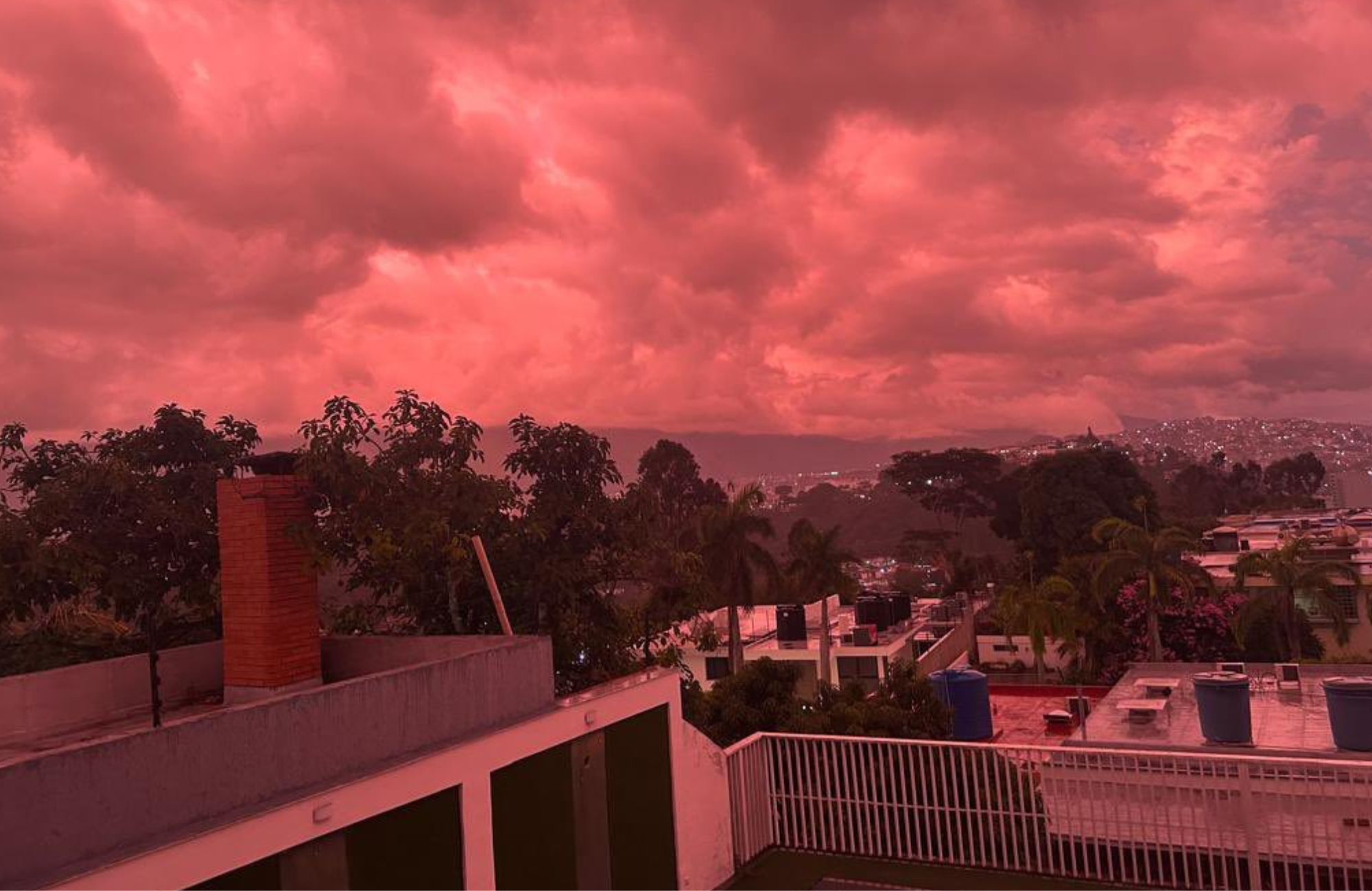 ceu-vermelho-em-caracas-apos-terremotos-chama-atencao:-apocaliptico