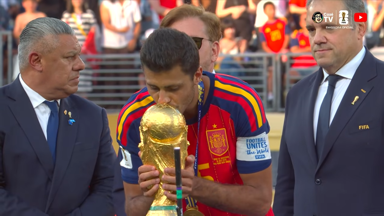 sou-cristao-e-ha-alguem-la-em-cima-me-ajudando,-diz-rodri-apos-vencer-copa-do-mundo