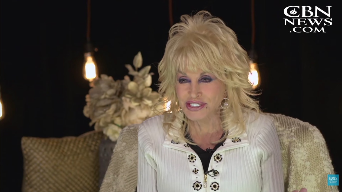 lenda-do-country,-dolly-parton-morre-aos-80-anos:-esta-nos-bracos-de-jesus