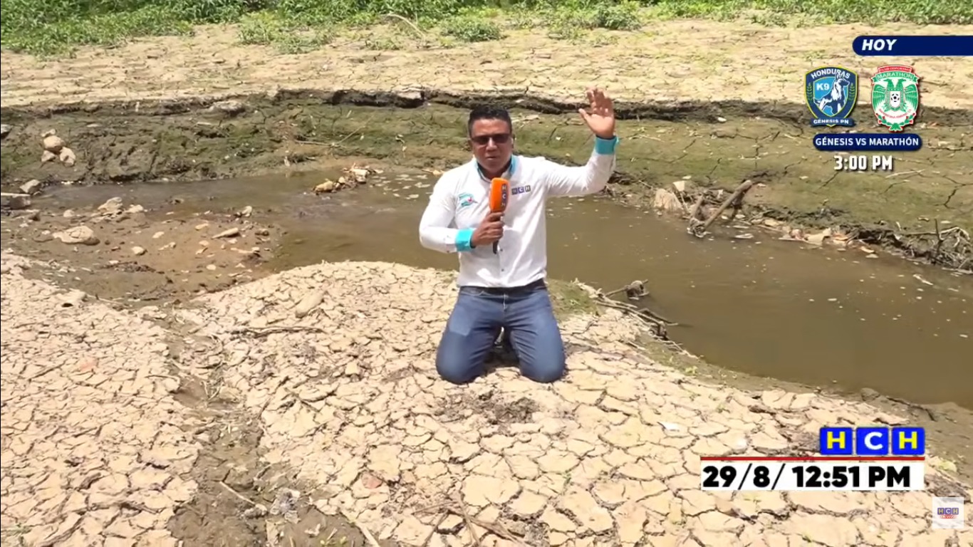 reporter-ora-de-joelhos-ao-vivo-em-meio-a-seca-em-honduras:-jesus,-envia-chuva